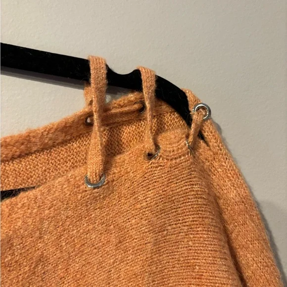 💕3/$25💕 Guess Sweater - Picture 3 of 4